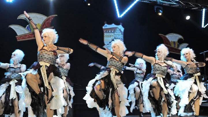 Die Beine hoch, hieß es bei der Elferratsgarde, die mit ihrem Auftritt die Stimmung anheizte. Foto: fra-press