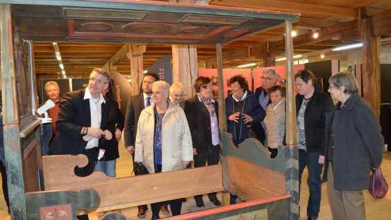 Das verzierte und bemalte Himmelbett stammt aus der Sammlung von Gustav Fischer und aus dem Depot des Gerätemuseums. Foto: Gabi Bertram