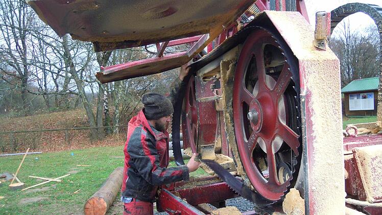 Daniel Hilfenhaus beim Wechseln des Sägeblattes seiner mobilen Säge.  Foto: Julia Raab