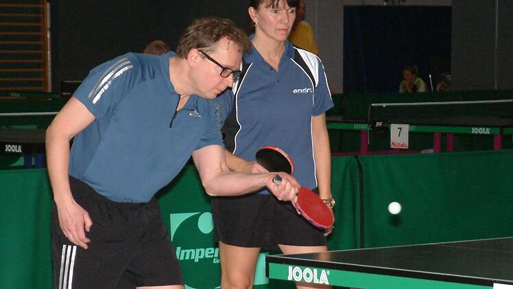 Gregor Zech und Susanne Schmidt vom ATS Kulmbach wurden Bezirksmeister im Mixed der AK 40. Schmidt siegte darüberhinaus im Einzel. Fotos: Hans Franz