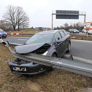 Auto kracht  auf der A73 am Bamberger Kreuz in Baustellenanhänger und Leitplanke
