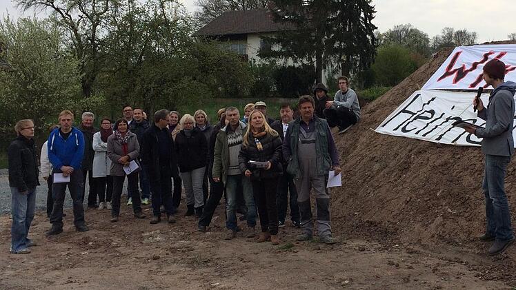 "Wir lassen unsere Heimat nicht zerstören": Viele Forstlahmer wehren sich gegen die Erweiterung des Neubaugebiets; rechts ihr Sprecher Peter Manuel Schieber. Foto: Stephan Tiroch