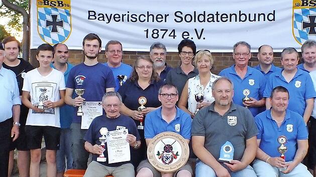 Pokale und Urkunden gab es als Auszeichnung f&uuml;r die Besten beim Kameradschaftsschie&szlig;en, das die Soldaten- und Reservistenkameradschaft Neuensee ausgerichtet hatte. Vorn sitzend, 2. v. l. der Gewinner der Ehrenscheibe Luftgewehr J&uuml;rgen Panzer von der SK Mistelfeld, rechts daneben Walter Lazarus aus Trieb, der Sieger mit der Luftpistole Foto: Klaus Gagel