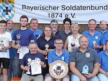 Pokale und Urkunden gab es als Auszeichnung für die Besten beim Kameradschaftsschießen, das die Soldaten- und Reservistenkameradschaft Neuensee ausgerichtet hatte. Vorn sitzend, 2. v. l. der Gewinner der Ehrenscheibe Luftgewehr Jürgen Panzer von der SK Mistelfeld, rechts daneben Walter Lazarus aus Trieb, der Sieger mit der Luftpistole Foto: Klaus Gagel