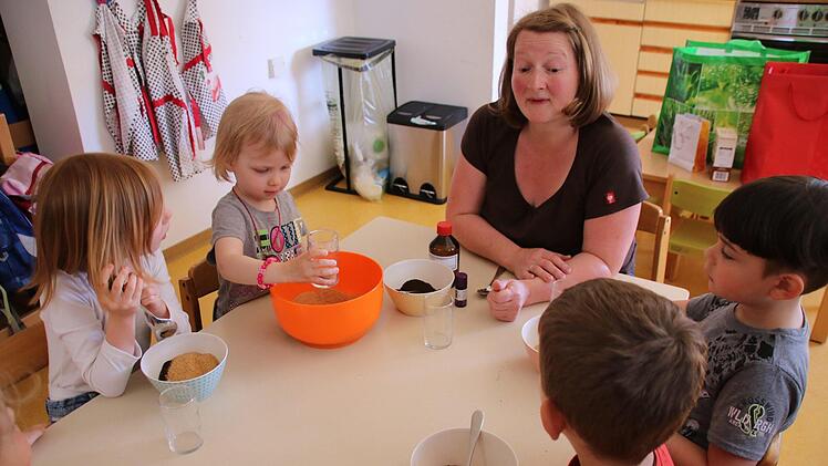 Im Kindergarten St. Antonius in Gef&auml;ll mischten die Kinder ein Kaffee-Peeling an. Foto: Teresa Hirschberg