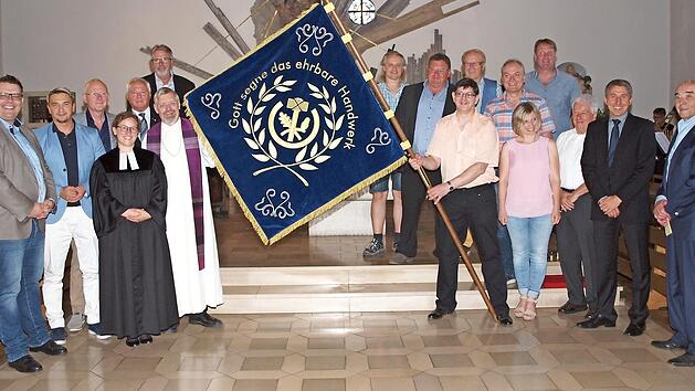 Die neue Fahne der Kreishandwerkerschaft wurde in Anwesenheit der Vertreter der Mitgliedsbetriebe sowie des Landratstellvertreters Helmut Fischer und des Dritten B&uuml;rgermeisters Winfried Weinbeer im Rahmen eines &ouml;kumenischen Gottesdienstes von Pfarrer Roland Neher und Vikarin Sarah Schimmel gesegnet. Foto: Alfred Thieret