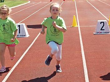 Mit viel Einsatz und großer Freude an der sportlichen Betätigung sprinteten die Kinder beim 30-Meter-Lauf über die Tartanbahn.  Fotos: Alfred Thieret