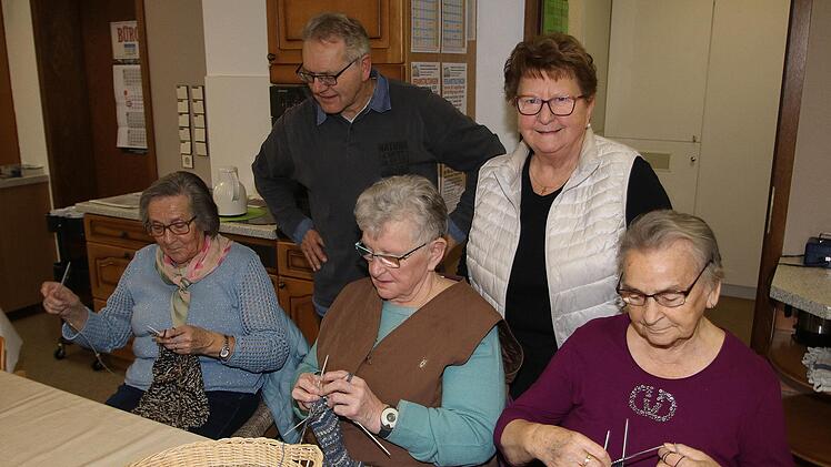 Die Strick- und Häkelgruppe in Poppenlauer besteht 20 Jahre. Gegründet  wurde sie von Magdalena Dünisch (rechts, im Hintergrund). Immer mit dabei  ist der Seniorenbeauftragte der Marktgemeinde, Winfried Streit (links, hinten). Foto: Dieter Britz
