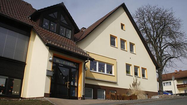 Das "Haus für Kinder am Kastanienbaum" ist in die Jahre gekommen. Da sich eine Sanierung als nicht wirtschaftlich herausstellte und der Bedarf an Betreuungsplätzen steigt, entschied sich der Gemeinderat für einen Neubau auf dem Hartplatz neben der Anna-B.-Eckstein-Grundschule. Foto: Martin Rebhan