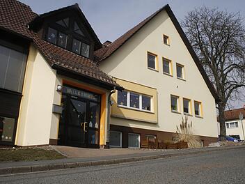 Das "Haus f&uuml;r Kinder am Kastanienbaum" ist in die Jahre gekommen. Da sich eine Sanierung als nicht wirtschaftlich herausstellte und der Bedarf an Betreuungspl&auml;tzen steigt, entschied sich der Gemeinderat f&uuml;r einen Neubau auf dem Hartplatz neben der Anna-B.-Eckstein-Grundschule. Foto: Martin Rebhan