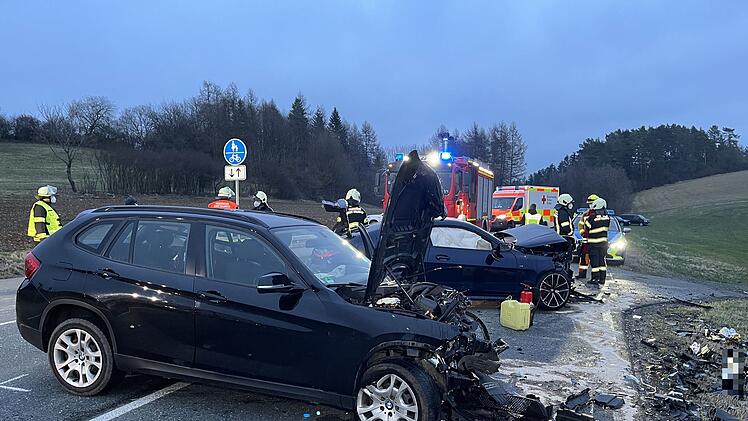 Frontalzusammensto&szlig; auf der B85: Drei Schwerverletzte, darunter ein Kleinkind