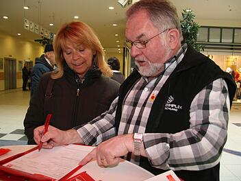 Christel Pühn füllt den Fragebogen, den Wolfgang Michel ihr reicht, gerne aus: Die Verwaltungsangestellte beklagt die Höhe der Rente. Fotos: Sonja Adam