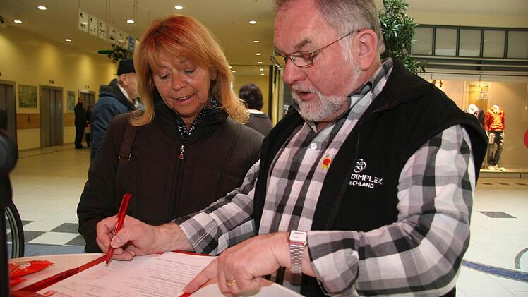 Christel Pühn füllt den Fragebogen, den Wolfgang Michel ihr reicht, gerne aus: Die Verwaltungsangestellte beklagt die Höhe der Rente. Fotos: Sonja Adam