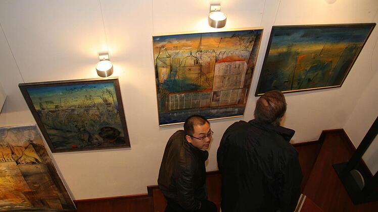 Im Treppenbereich empfangen die Besucher Kronach-Bilder.