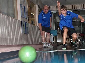 Dieser Wurf sitzt: Jonas Lang spielt als einziger Jugendlicher im Brückenauer Sportkeglerverein. Sportwart Rüdiger Dahm gibt dem 13-Jährigen während des Trainings Tipps. Fotos: Ulrike Müller
