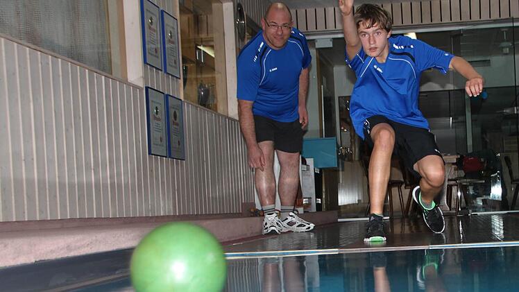 Dieser Wurf sitzt: Jonas Lang spielt als einziger Jugendlicher im Brückenauer Sportkeglerverein. Sportwart Rüdiger Dahm gibt dem 13-Jährigen während des Trainings Tipps. Fotos: Ulrike Müller