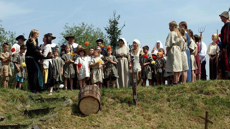 Die Friedenskinder und alle Zivilisten drängen auf die Bühne und fordern "Frieden". Foto: Susanne Deuerling