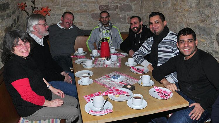 Der Wunsch der in Haßfurt lebenden Asylbewerber nach mehr Kontakt ging beim ersten "Café International" des Freundeskreises Asyl, der evangelischen, katholischen und freikirchlichen Kirchengemeinden sowie des Caritasverbandes für den Landkreis Haßberge im Caritashaus in Haßfurt in Erfüllung. Unser Bild zeigt (von links) Margit und Walter Unger, der Deutschkurse anbietet, Andreas Ludwig aus Wülflingen sowie einige Flüchtlinge.  Foto: Ulrike Langer