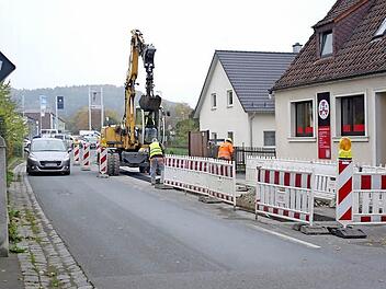 Der aktuelle Leitungsbau am westlichen Dorfeingang Fuchsstadts zählt nicht zur Sanierung der Kissinger Straße, soll aber im Vorfeld der Maßnahme einen Aufbruch der erneuerten Straße verhindern. Foto: Winfried Ehling