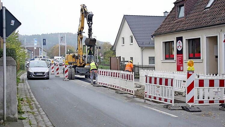 Der aktuelle Leitungsbau am westlichen Dorfeingang Fuchsstadts zählt nicht zur Sanierung der Kissinger Straße, soll aber im Vorfeld der Maßnahme einen Aufbruch der erneuerten Straße verhindern. Foto: Winfried Ehling