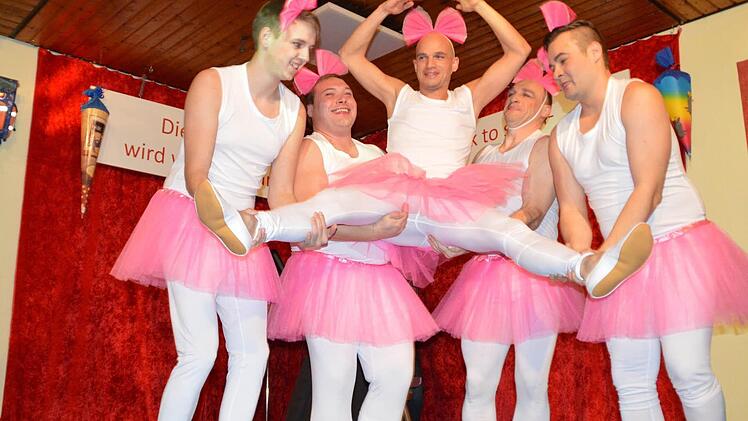 Steffen Heuchler, Rene Jakubowski, Christian Martens, Alexander Kirchner und Sebastian Merz überzeugten als Ballerinas. Foto: Annette Warmuth