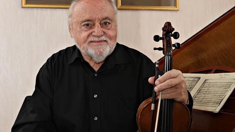 Der pensionierte Symphoniker mit der Geige, die ihn ein Leben lang begleitete.  Foto: Matthias Hoch