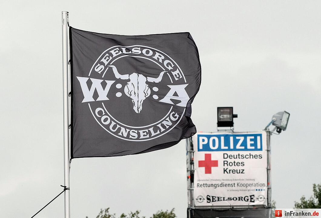 Die Flagge der Wacken-Seelsorger weht am 04.08.2016 in Wacken (Schleswig-Holstein) neben der Polizeistation und der Station des Deutschen Roten Kreuz auf dem Wacken Open Air.