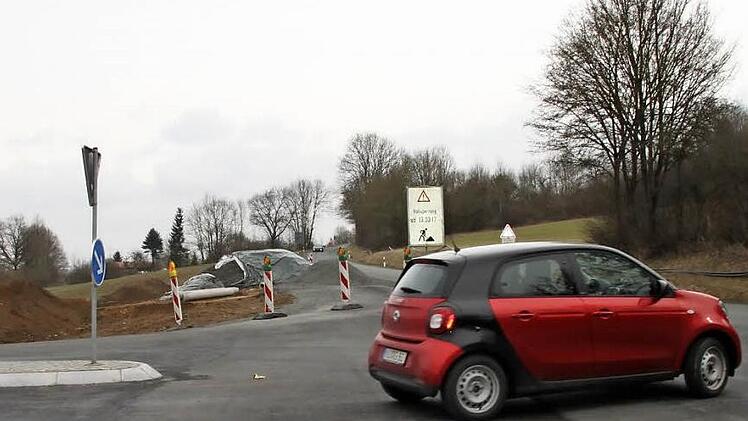 Abzweigung nach Schlömen: Die Staatsstraße 2182 zwischen Trebgast und Himmelkron wird ab nächsten Mittwoch gesperrt. Foto: Stephan Tiroch