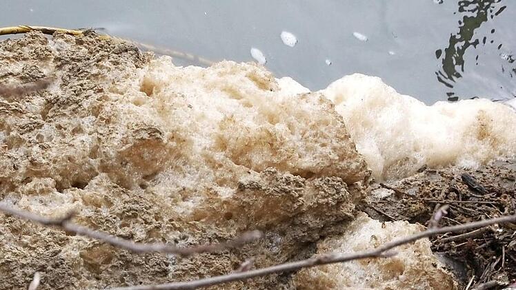 Die hässlichen Schaumkronen können keinem Verursacher zugeordnet werden.  Foto: Josef Hofbauer