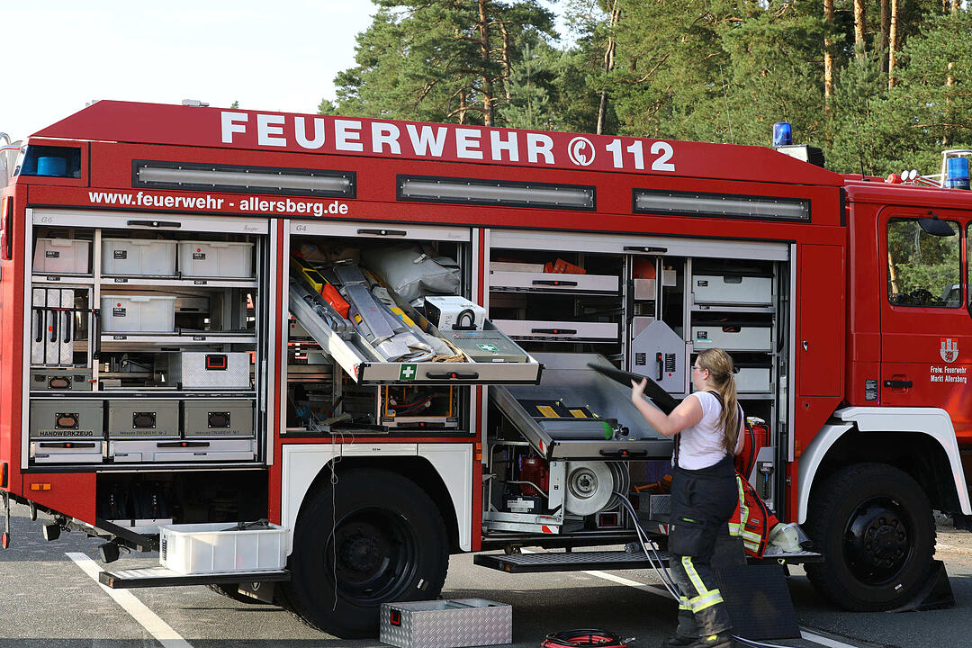 Kampf gegen die Zeit: Vollbeladener Autotransporter ŸberschlŠgt sich auf der A9 - Feuerwehr braucht anderthalb Stunden, um eingeklemmten Fahrer zu befreien