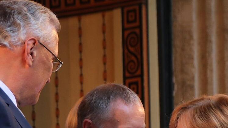 Präsente für die Politiker: Auch Landrat Thomas Bold dankt der Kanzlerin für ihr Kommen.  Foto: Heike Beudert