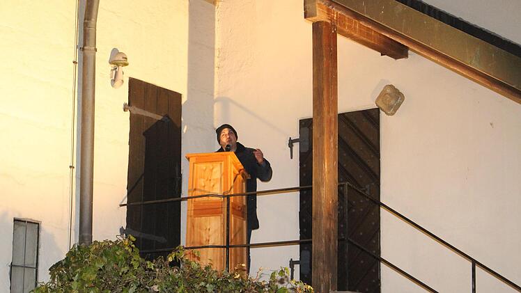 "Unterm Kirchturm" ging Edwin Klein aus Weingartsgreuth der Sprache Luthers nach.Evi Seeger