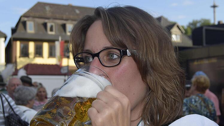 Schützenschwester Astrid Regele legte Hand an den Maßkrug. Foto: Andreas Welz