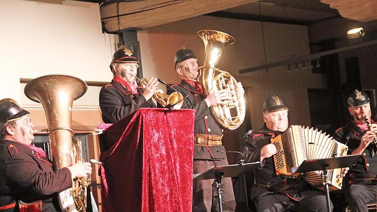 Die "Altneihauser Feierwehrkapell'n" brachte einige sehr eigenwillige Interpretationen bekannter Weihnachtslieder zu Gehör. Fotos: Gerda Völk