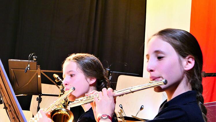 Doppelter Nachwuchs an der Querflöte: von links: Chiara  und Mariell Augsten Elisabeth Mehn