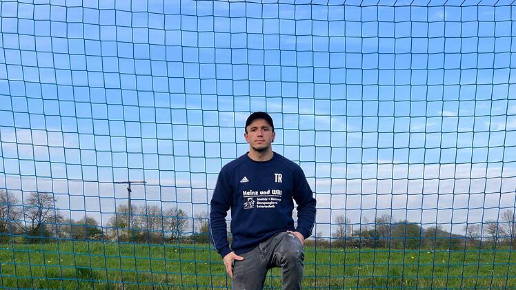 Rhöner Urgestein auf dem Sportplatz der SG Oberleichtersbach/Modlos: Tobias Romeis. Foto: Sebastian Schmitt