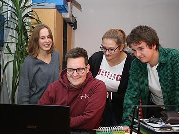 Geplant wird bei der Evangelischen Jugend Kulmbach im Team (von links): Anne Keßler, Dekanatsjugendreferent Stefan Ludwig, Hannah Bergmann und Vinzenz Büchs. Foto: Katrin GeyerGeplant wird bei der Evangelischen Jugend Kulmbach im Team (von links): Anne Keßler, Dekanatsjugendreferent Stefan Ludwig, Hannah Bergmann und Vinzenz Büchs. Foto: Katrin Geyer