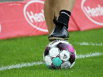 Der Ball rollt ab diesem Wochenende im Ligapokal. Der Bayerische Fußball-Verband hat einen neuen Wettbewerb erfunden, um die bis ins nächste Jahr verlängerte Saison mit zusätzlichen Spielen zu füllen. Daneben soll der neue Wettbewerb auch einen sportlichen Anreiz bieten. Foto: Frank Scheuring