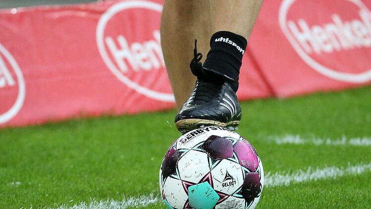 Der Ball rollt ab diesem Wochenende im Ligapokal. Der Bayerische Fußball-Verband hat einen neuen Wettbewerb erfunden, um die bis ins nächste Jahr verlängerte Saison mit zusätzlichen Spielen zu füllen. Daneben soll der neue Wettbewerb auch einen sportlichen Anreiz bieten. Foto: Frank Scheuring