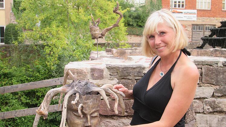 Die Wahl-Hammelburgerin Svetlana Neeb gibt sich gern mystischen Themen hin. Neben den Medusenhäuptern sind weitere überraschende Skulpturen von ihr im Kunstweg zu finden.