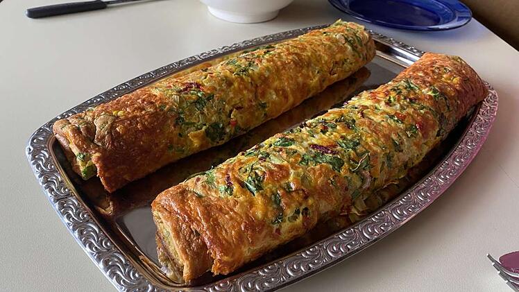 Das Rezept ergibt zwei große Rollen Pfannkuchen.