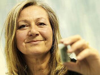 Mehr als ein kleines Döschen Naturfarbe bekommt Andrea Partheymüller-Gerber nicht aus den Pflanzen. Fotos: Jan Koch