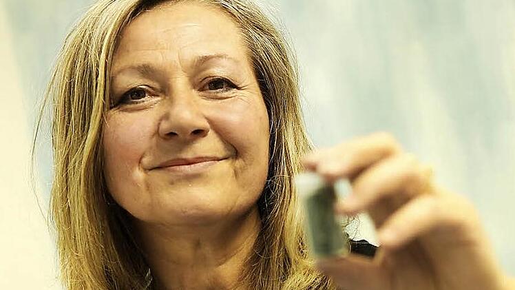 Mehr als ein kleines Döschen Naturfarbe bekommt Andrea Partheymüller-Gerber nicht aus den Pflanzen. Fotos: Jan Koch
