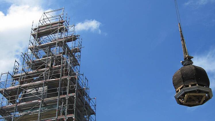 Vorsichtig wird die abgehobene Kirchturmspitze vom Kran zur Seite und auf ein Wiesenstück manövriert.