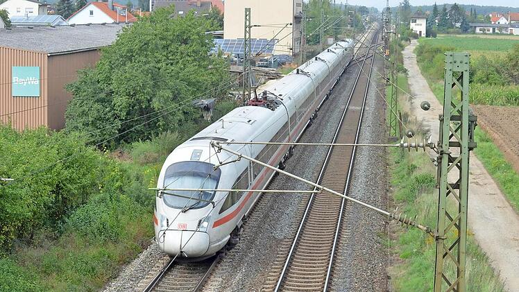 Gut doppelt so viele Züge wie jetzt sollen nach dem Ausbau der der ICE-Strecke durch das Regnitztal fahren. Dabei gehören die ICEs noch zu den leiseren.  Foto: Ronald Rinklef