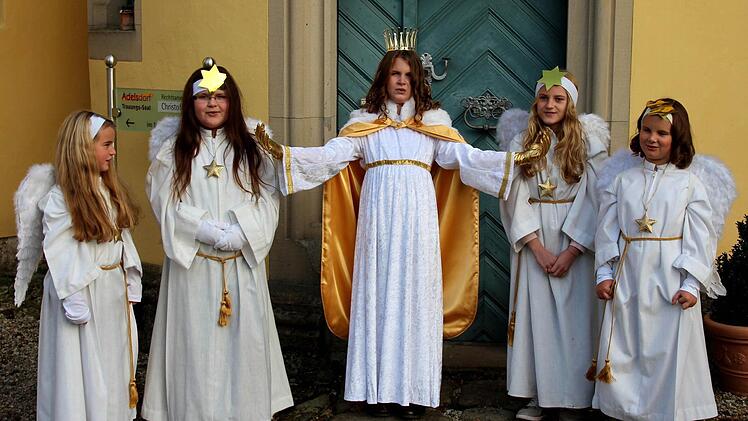 Sie sind bereit für Weihnachten (von links): Anna, Johanna, Christkind Hannah, Collien, Mia Foto: Johanna Blum