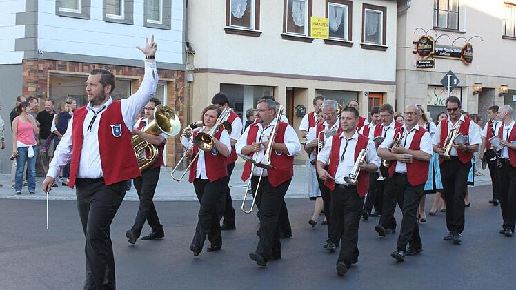 Die Musiker des Musikvereins Uetzing-Serkendorf nach dem Standkonzert auf dem Weg zum Festplatz