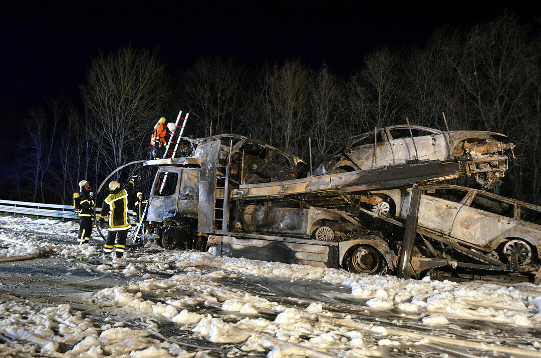 Autotransporter brennt auf A3 bei Helmstadt