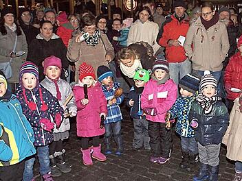 Die Buben und Mädchen des Seubelsdorfer Kindergartens sangen voller Begeisterung mehrere Lieder. Foto: Alfred Thieret