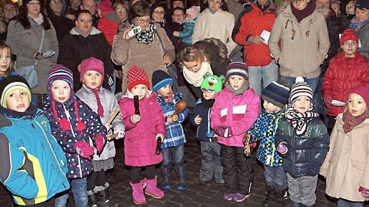 Die Buben und Mädchen des Seubelsdorfer Kindergartens sangen voller Begeisterung mehrere Lieder. Foto: Alfred Thieret